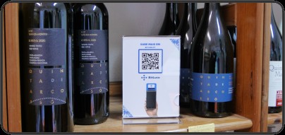QR code BitLuso em loja de vinhos